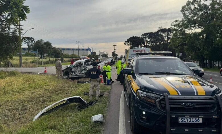 Acidente na BR-476 deixa dois mortos e criança é ejetada de carro
