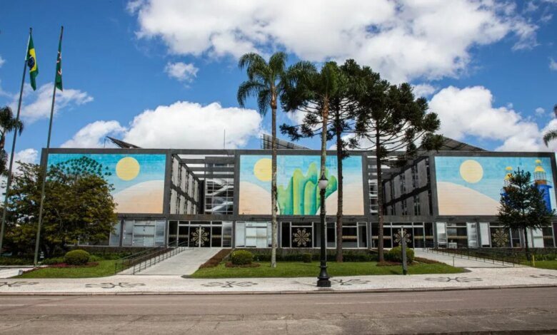 Descontos na aposentadoria de servidores de Curitiba são analisados