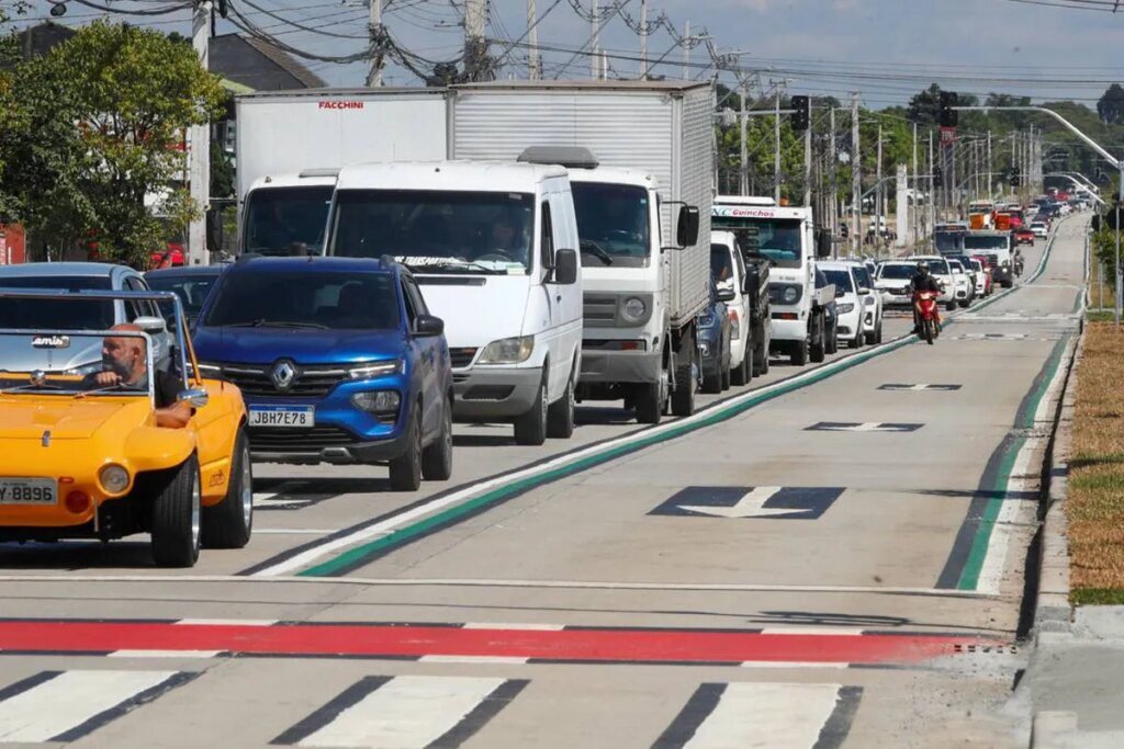 Importante avenida de Curitiba bloqueada totalmente para obra
