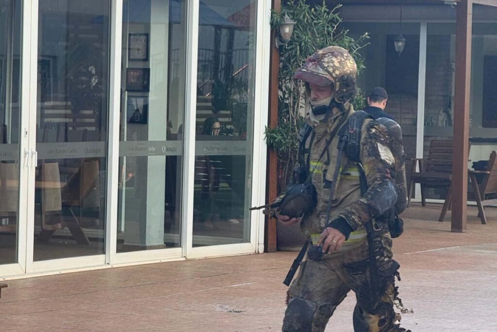 Bombeiros resgatam vítima em incêndio no Country, diz subtenente Incêndio no Country: "Sargento atravessou pelo fogo, procurou a vítima e a retirou", diz subtenente dos Bombeiros - O Paraná