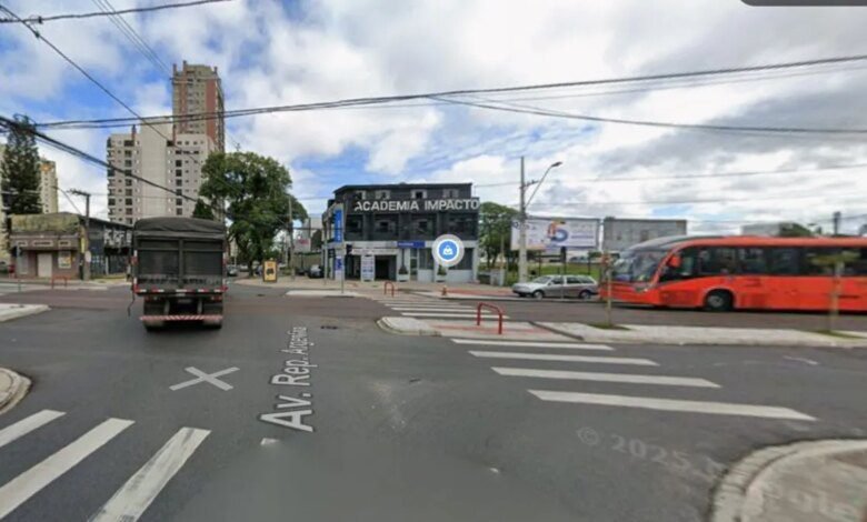 Caminhão provoca acidente com ônibus em Curitiba