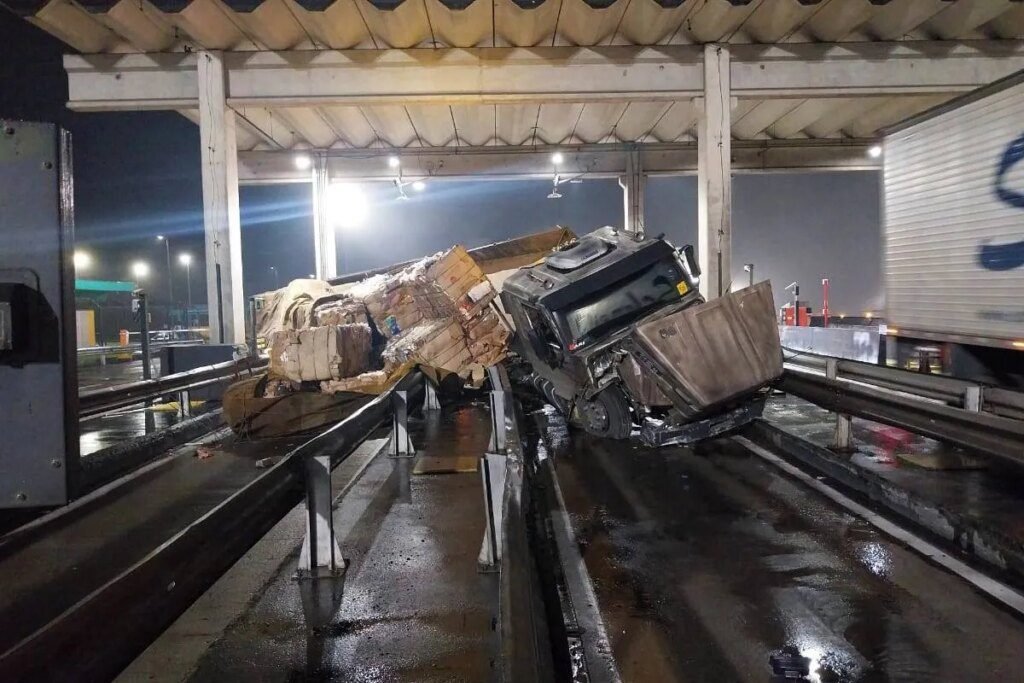acidente impressionante tem caminhão destruído em praça de pedágio