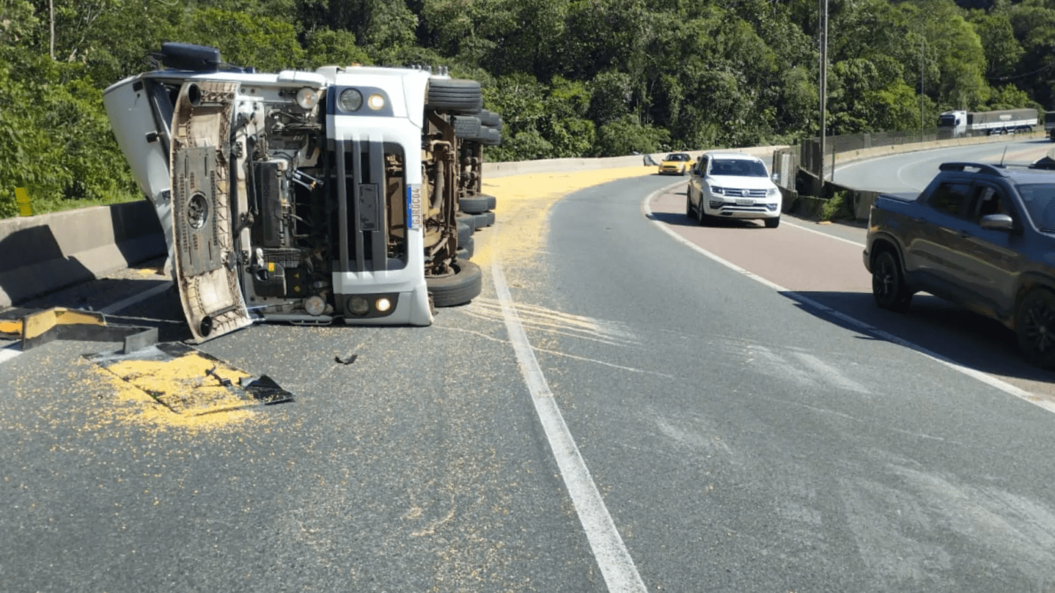 Caminhão tomba na BR-376 e pista fica bloqueada por mais de duas horas