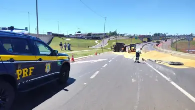 Carreta carregada com soja tomba no Trevo Cataratas