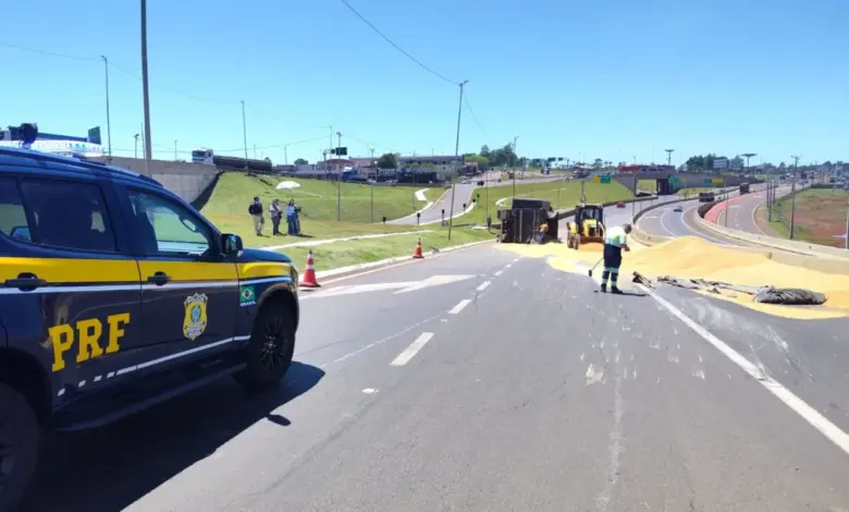 Carreta carregada com soja tomba no Trevo Cataratas