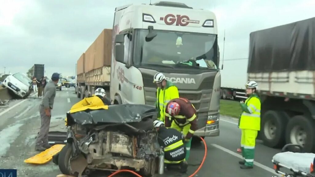 Carro é prensado entre caminhões no Contorno Leste Carro fica prensado entre dois caminhões no Contorno Leste