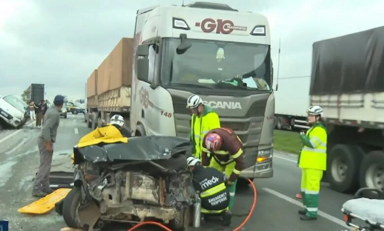 Carro fica prensado entre dois caminhões no Contorno Leste