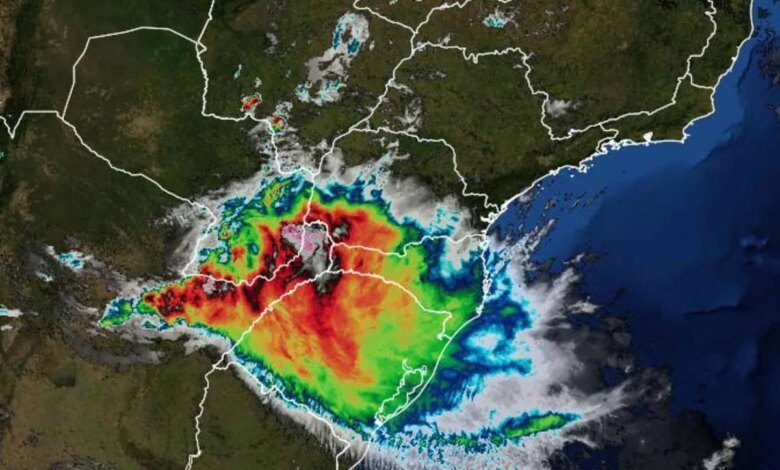 Cavado traz chuva e ventos fortes no Paraná: previsão do tempo