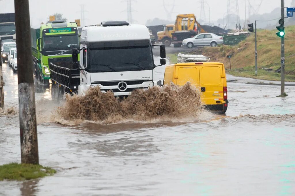 Chuva intensa pode provocar alagamentos em Curitiba e região