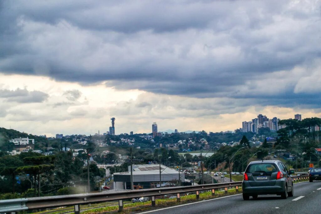 Chuva irregular provoca diferenças entre bairros de Curitiba Chuva irregular divide Curitiba entre bairros secos e molhados