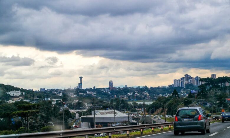 Chuva irregular divide Curitiba entre bairros secos e molhados