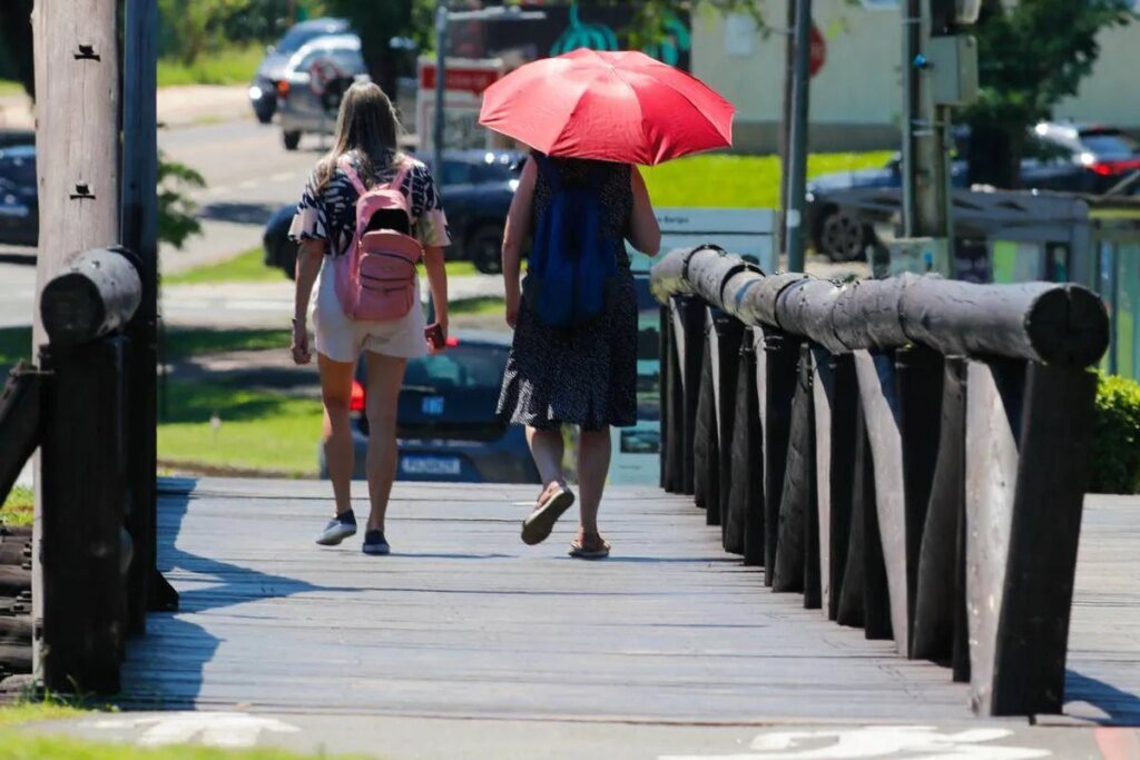 Ciclone em formação pode alterar o tempo em Curitiba Cidades do Paraná registram as maiores temperaturas do ano