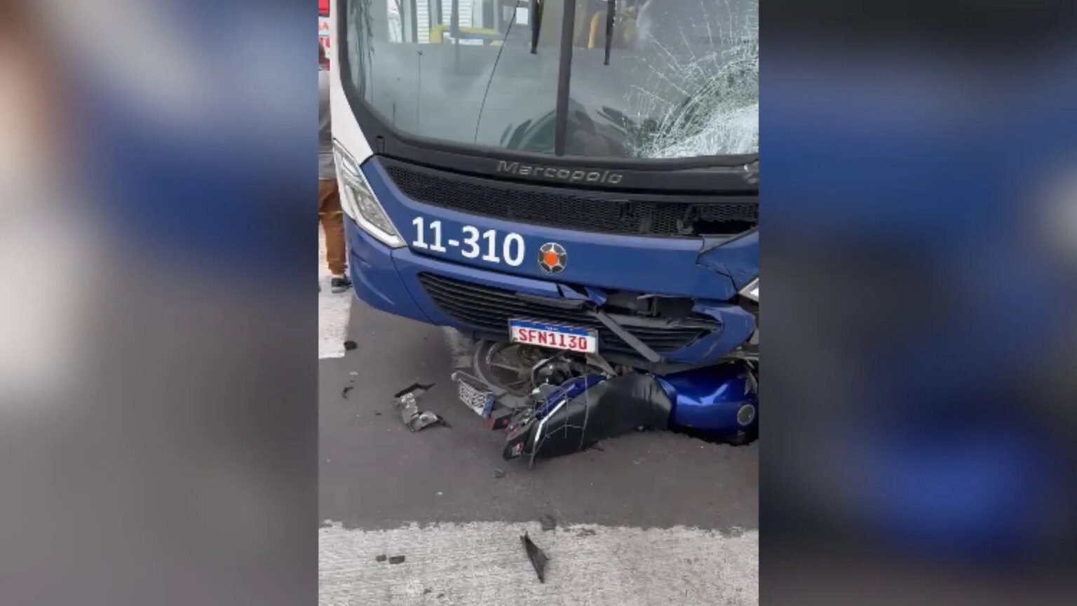 Colisão brutal entre moto e ônibus deixa jovem em estado grave na RMC