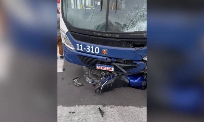 Colisão brutal entre moto e ônibus deixa jovem em estado grave na RMC