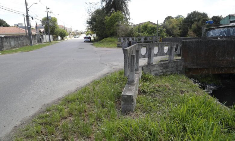 Córrego em Curitiba ameaça escola e residências de moradores