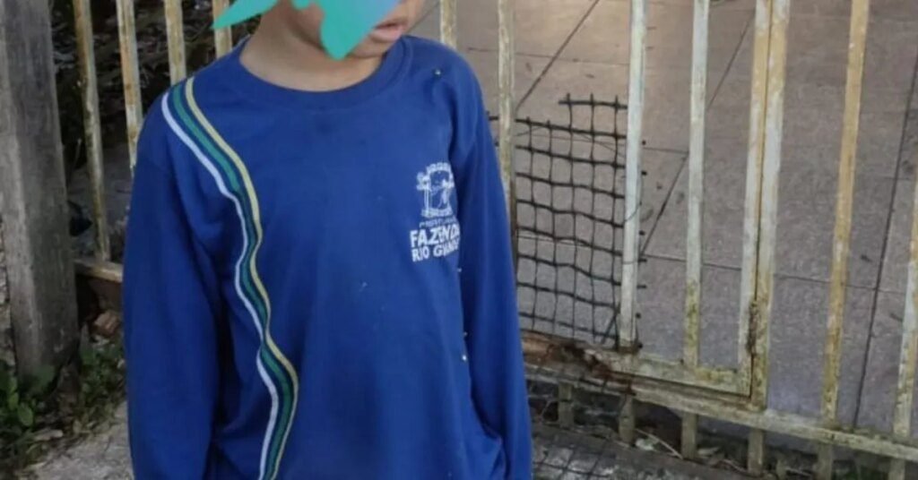 Criança foge por vão de portão e é resgatada por guardas na RMC