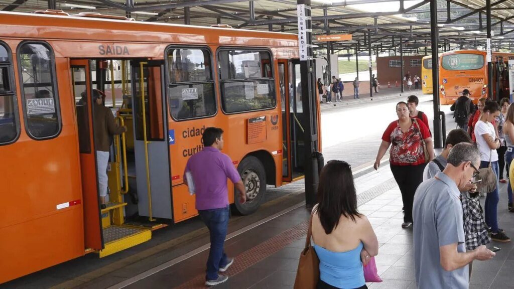 Curitiba amplia linhas de ônibus para vestibular da UFPR Curitiba reforça linhas de ônibus para vestibular da UFPR