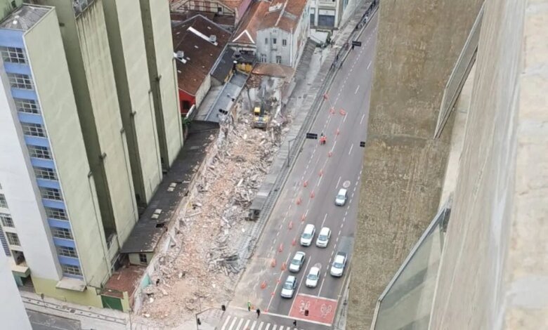 Curitiba derruba imóveis desapropriados no Centro