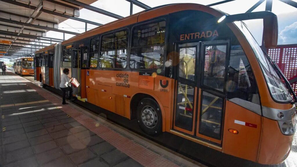 Curitiba terá novas linhas de transporte entre bairros e no centro Transporte de Curitiba terá linhas entre bairros e Circular Centro