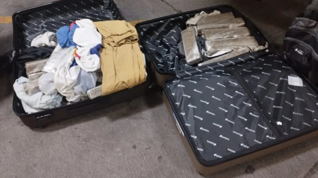 Dupla é detida com 49 kg de drogas na rodoviária de Curitiba Dupla é presa com 49 kg de droga na rodoviária de Curitiba