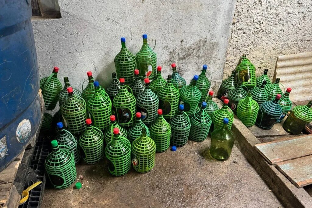 Fábrica ilegal de bebidas é encerrada em Curitiba Fábrica clandestina de bebidas alcoólicas é fechada em Curitiba