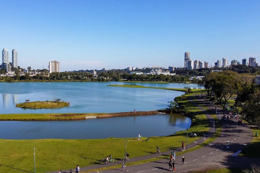 Fim de semana quente no Paraná, mas frente fria vem aí Fim de semana esquenta no Paraná, mas frente fria se aproxima