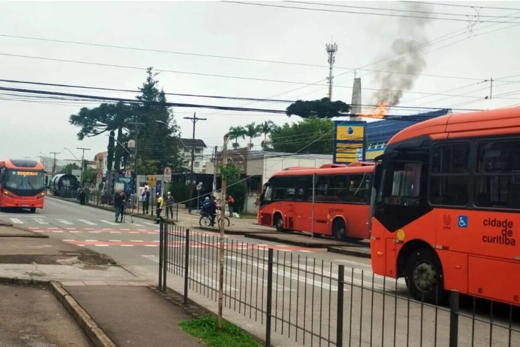Fogo em fiação fecha cruzamento importante em Curitiba Fogo em fiação bloqueia importante cruzamento de Curitiba