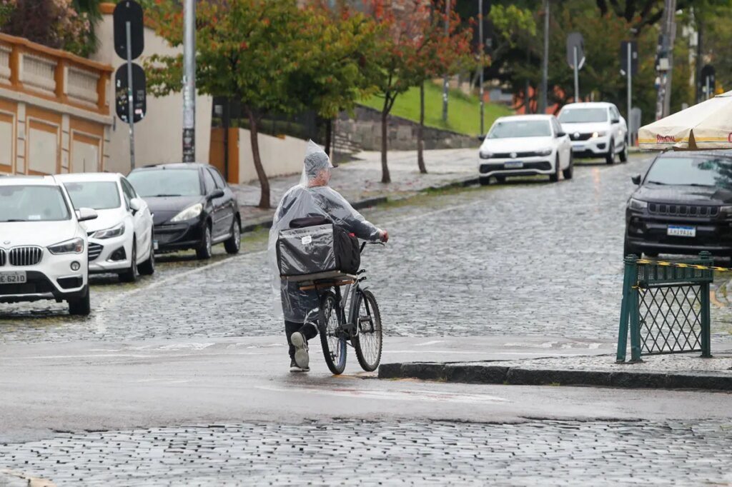 Frente fria traz chuva e frio de volta ao Paraná nesta semana