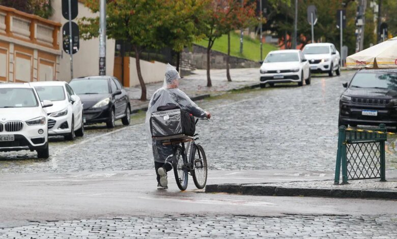 Frente fria traz chuva e frio de volta ao Paraná nesta semana