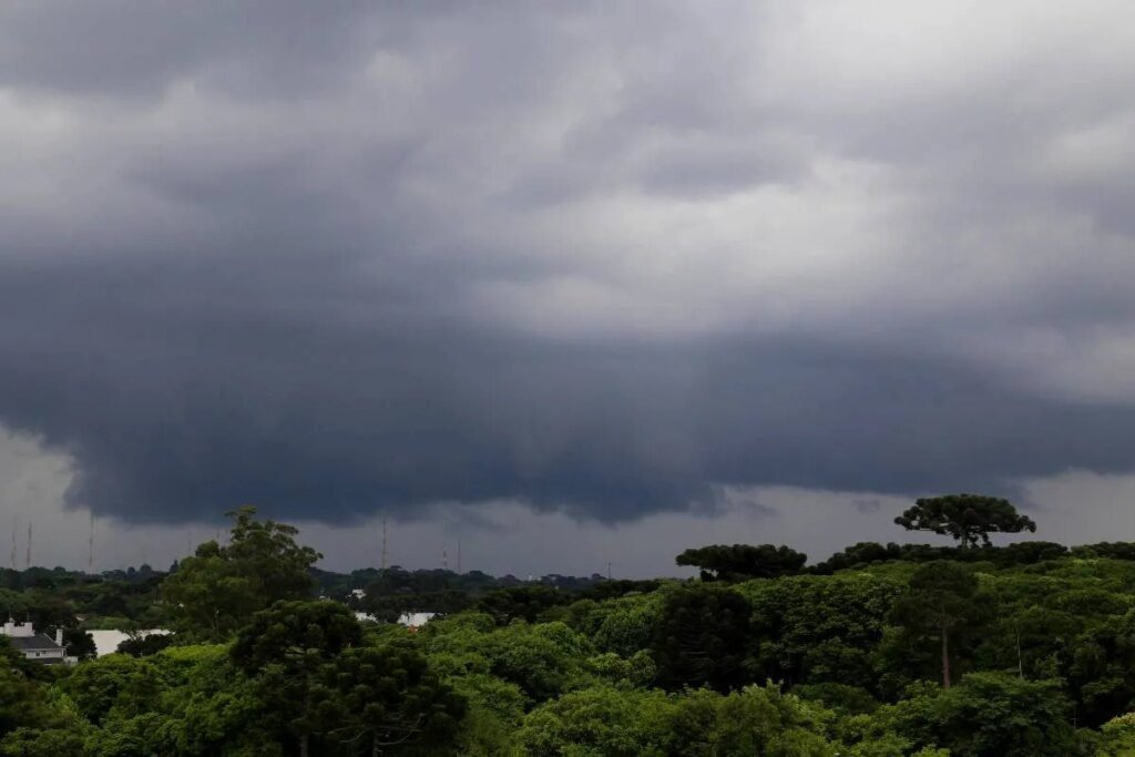 Paraná em alerta para chuvas intensas e potenciais riscos Frente fria e vento de 84 km/h. Mais chuva?