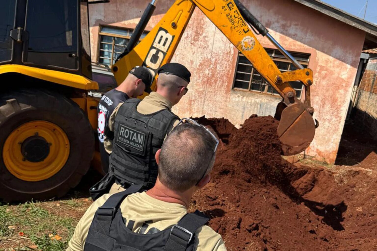 Fuzil é desenterrado de quintal de casa no interior do Paraná