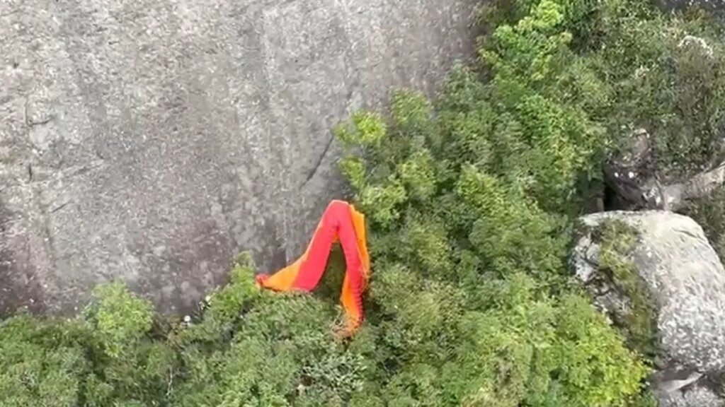 Homem cai de 20 metros no Morro do Anhangava e é resgatado