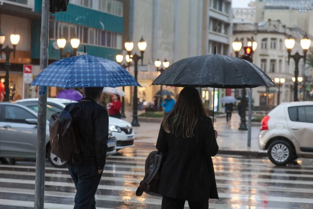 Inmet prevê tempestades em três estados na segunda-feira Inmet emite novo alerta de temporais no Paraná