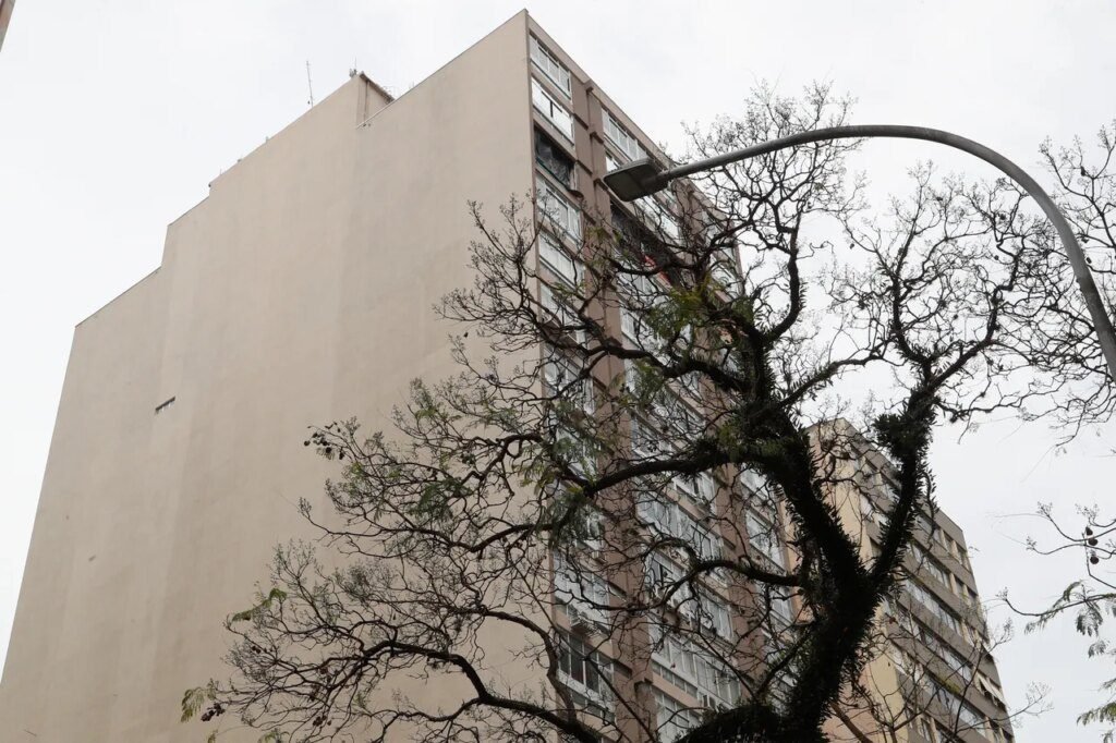 Janela isolada em prédio de Curitiba chama atenção na Mal. Deodoro Janela solitária em prédio de Curitiba intriga quem passa pela Mal. Deodoro