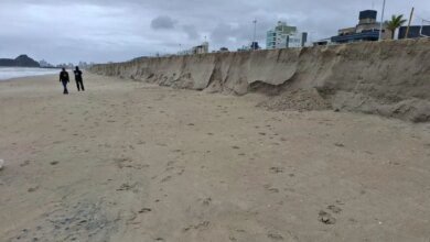 Maré alta dificulta trabalho em paredão de areia em Matinhos