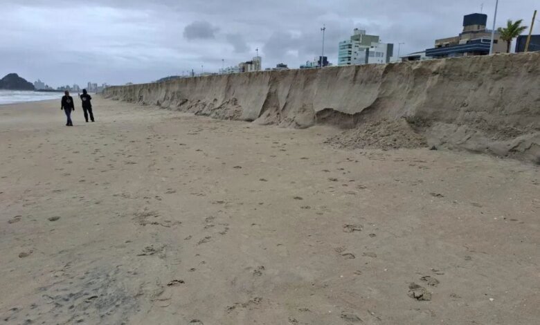 Maré alta dificulta trabalho em paredão de areia em Matinhos