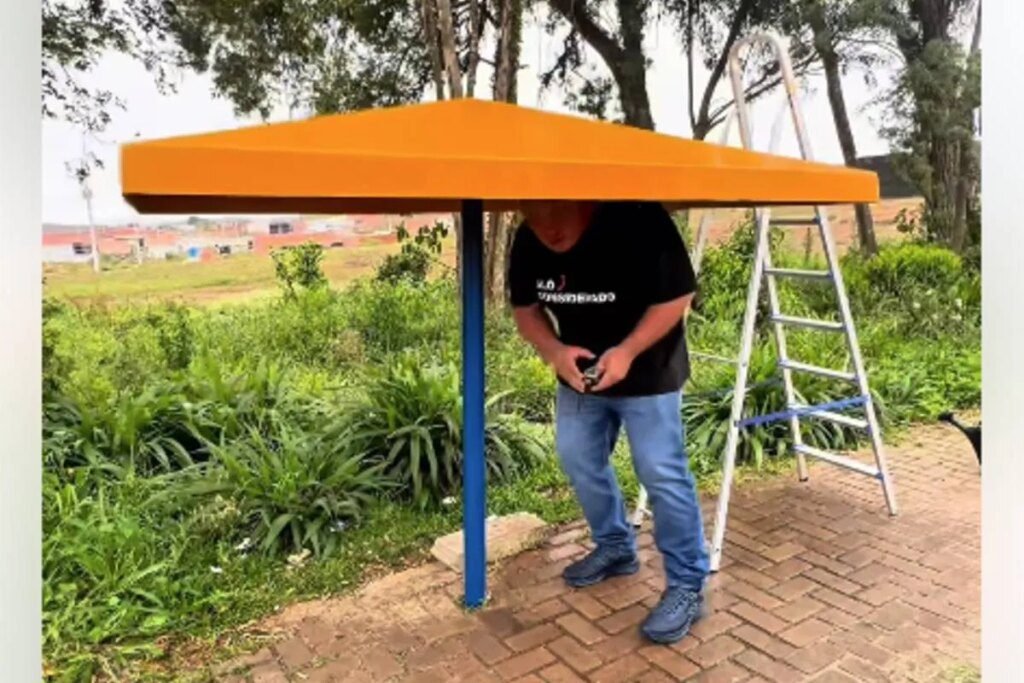 Mini ponto de ônibus em Fazenda Rio Grande viraliza e ganha explicação