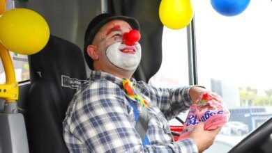 Motorista se veste de palhaço e leva alegria em ônibus de Curitiba