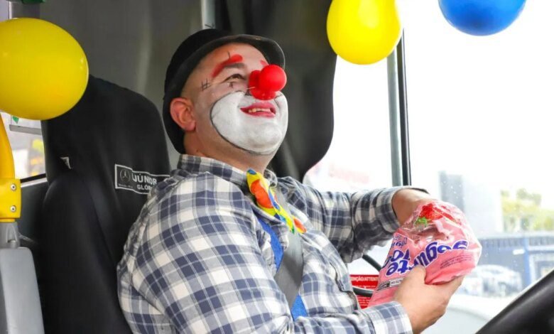 Motorista se veste de palhaço e leva alegria em ônibus de Curitiba