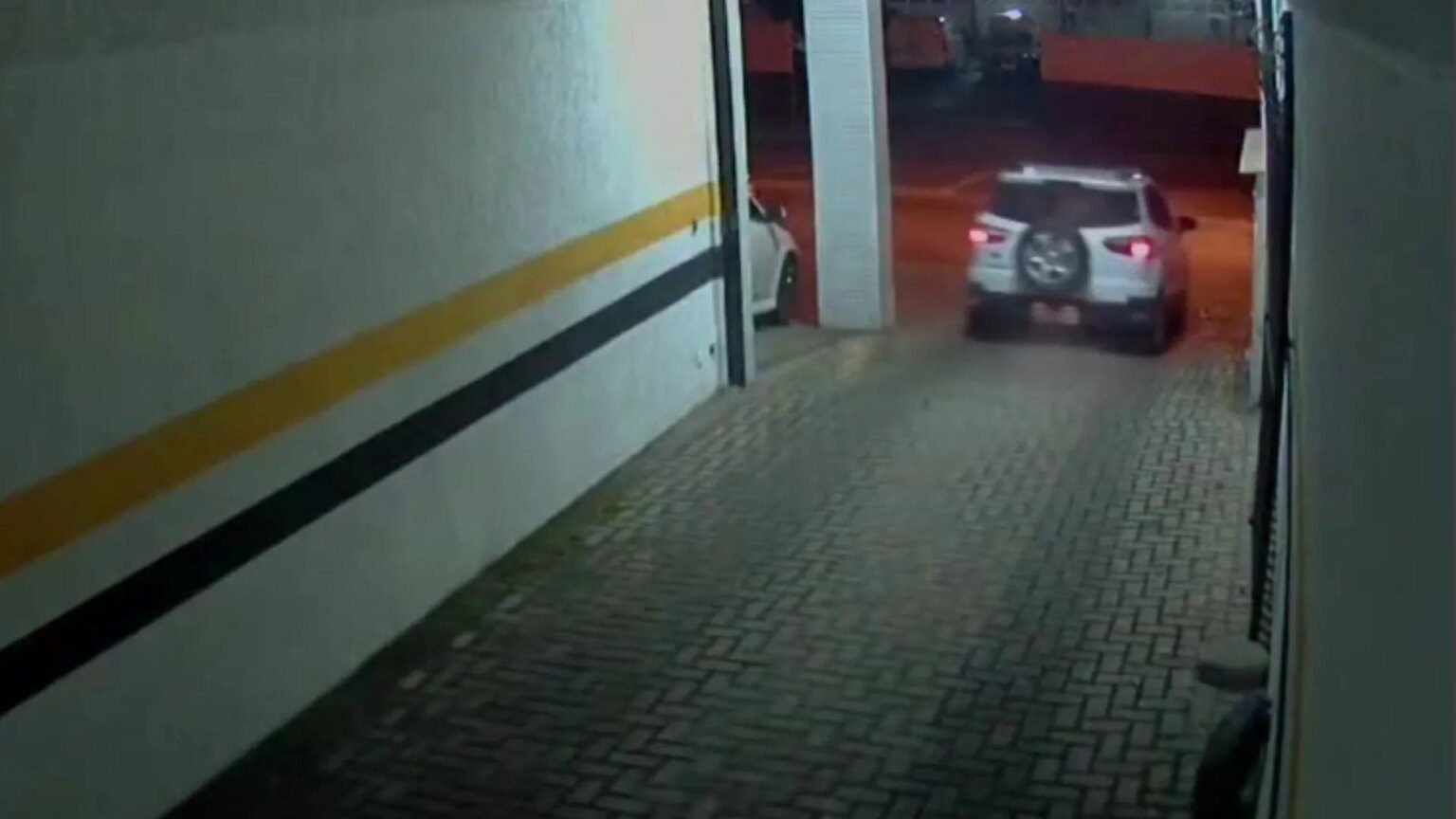Motorista embriagado colide com muro de delegacia em Curitiba Motorista bêbado destrói muro de delegacia em Curitiba; VÍDEO
