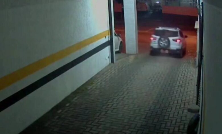 Motorista bêbado destrói muro de delegacia em Curitiba; VÍDEO