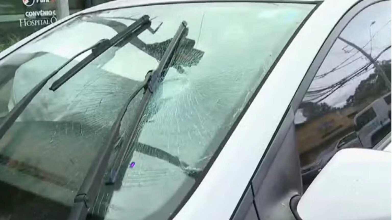 Mulher bate o carro ao tentar fugir do namorado violento em Curitiba