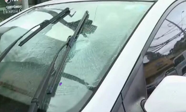 Mulher bate o carro ao tentar fugir do namorado violento em Curitiba