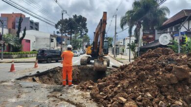 Tubulação rompida provoca obra emergencial na Vicente Machado