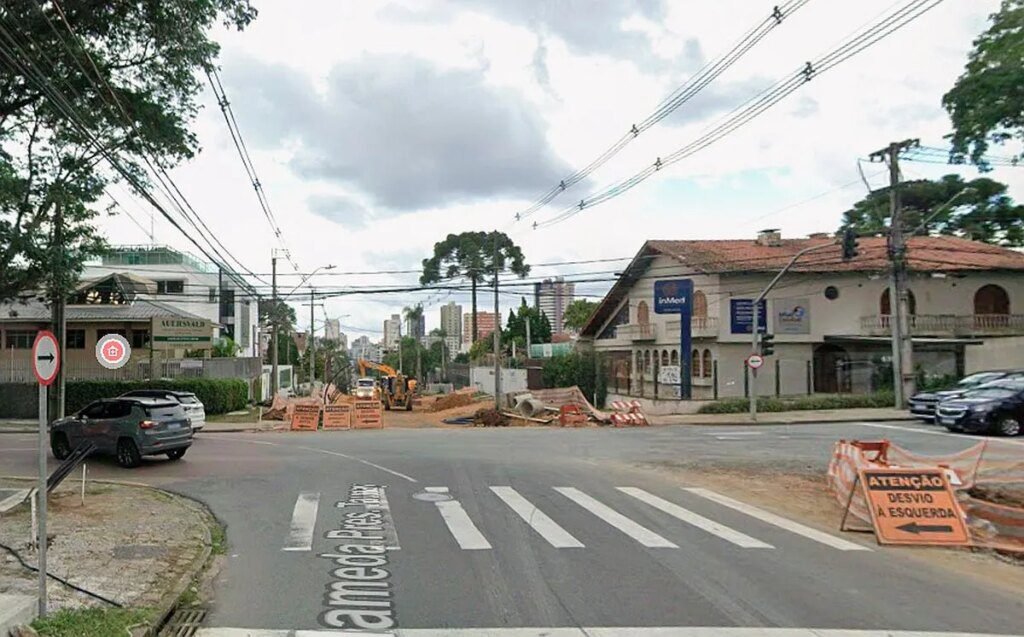 Obras no cruzamento afetam trânsito no bairro Mercês Obras em cruzamento altera o trânsito no bairro Mercês