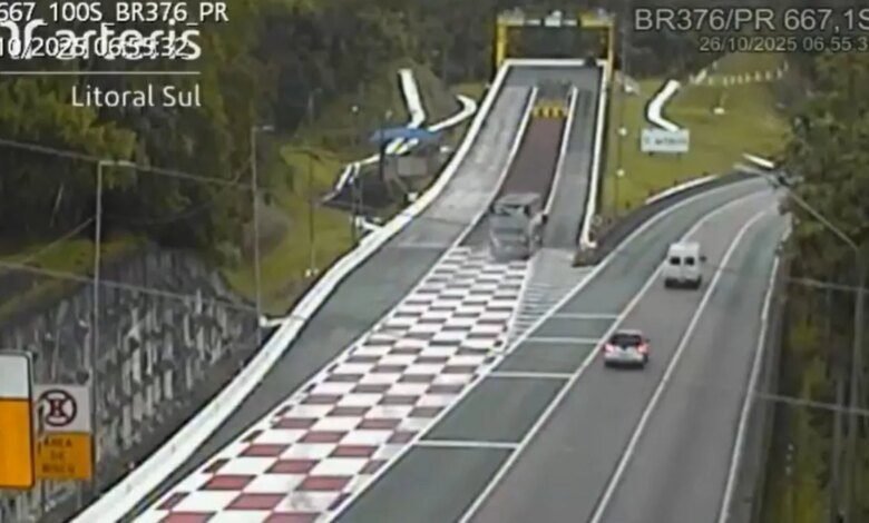 Ônibus recorre a área de escape da BR-376 após pane nos freios