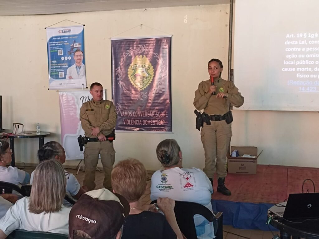 PM orienta idosos sobre prevenção a golpes em palestra no Instituto Kaefer PM reforça cuidados contra golpes em palestra para idosos no Instituto Alfredo Kaefer - O Paraná