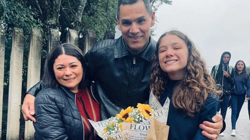 Pais fazem surpresa para filha em escola: 'Nunca aceite menos'