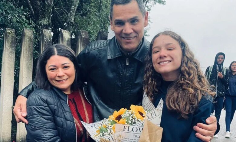 Pais fazem surpresa para filha em escola: 'Nunca aceite menos'
