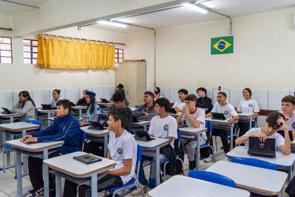 Paraná propõe ampliar colégios cívico-militares para escolas integrais